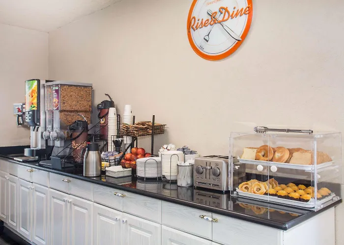 Howard Johnson By Wyndham College Park