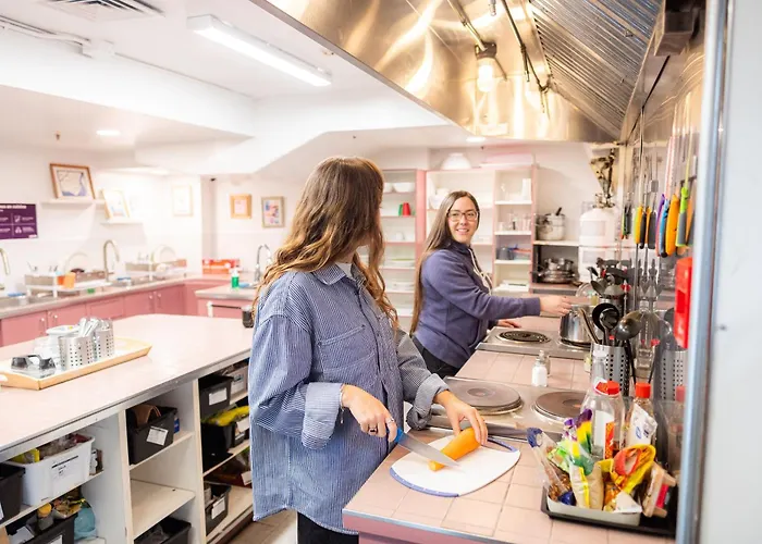 Auberge Saintlo Montreal Hostel